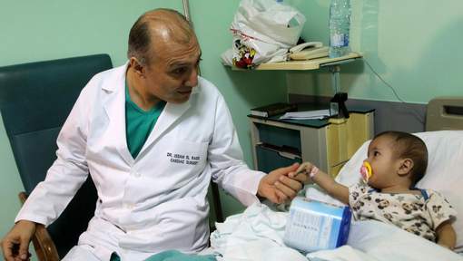 Au Liban, un chirurgien sauve le coeur des bébés syriens