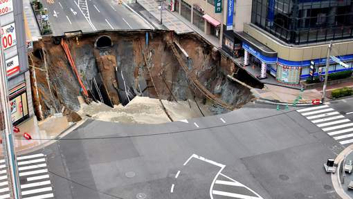 Un cratère se forme en pleine rue au Japon - VIDEO