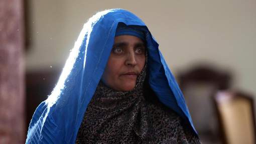 L`Afghane aux yeux verts accueillie avec les honneurs au pays