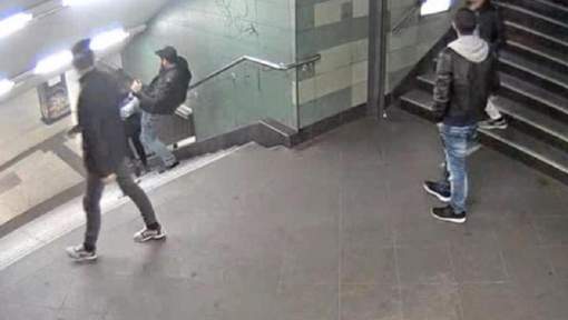 Une agression d`une lâcheté rare dans le métro de Berlin - VIDEO