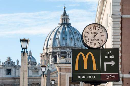 Le McDo du Vatican offrira des cheeseburgers aux SDF