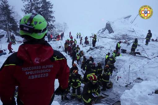 Les secouristes italiens recherchent encore 23 disparus