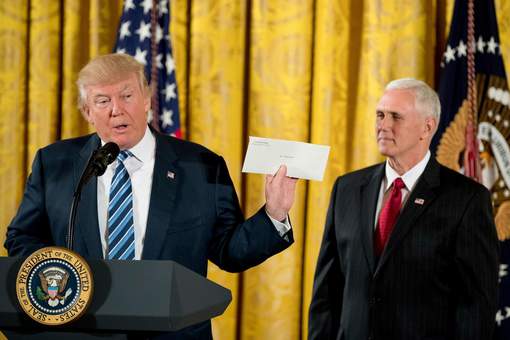 Trump évoque la "magnifique lettre" laissée par Obama