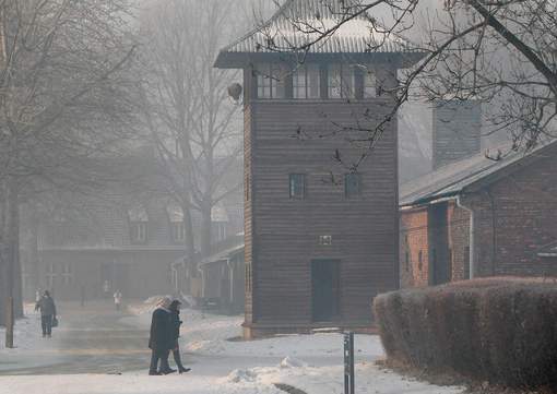 Deux Belges risquent dix ans de prison pour vol à Auschwitz