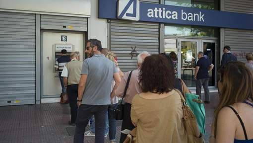 Les Grecs recommencent à retirer leur argent des banques