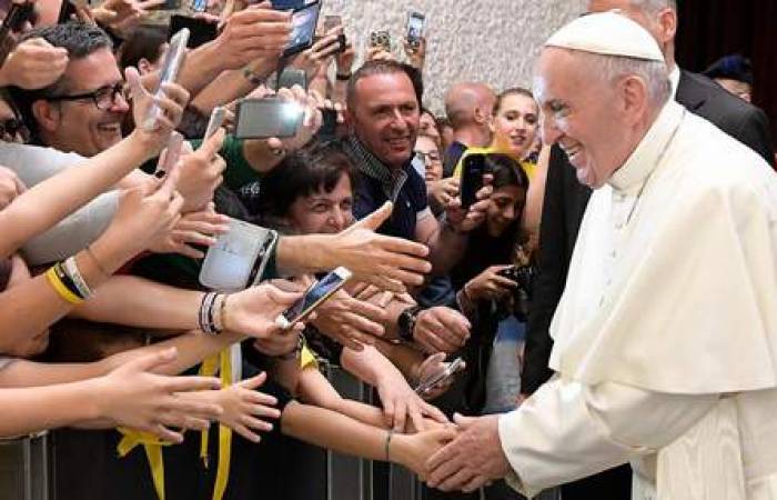 Le pape critique vivement le débat entre Macron et Le Pen