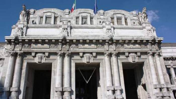 Un homme poignarde un militaire et un policier à Milan