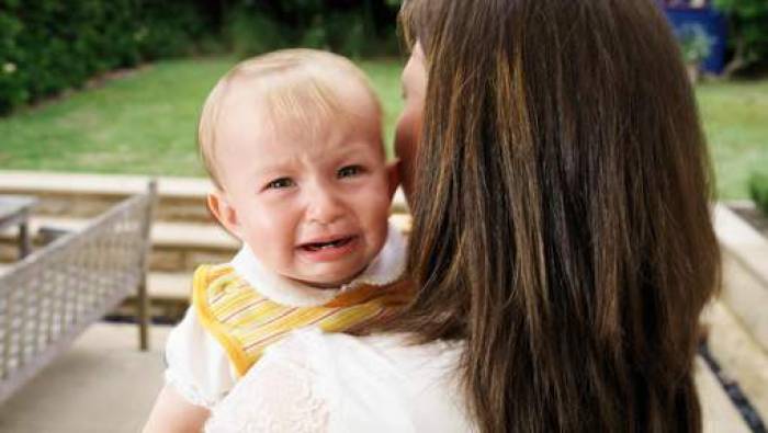 La raison pour laquelle un bébé pleure dans vos bras