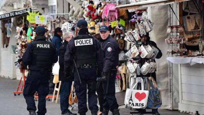 Manifestation de "pères Noël" contre la fin du marché de Noël à Paris