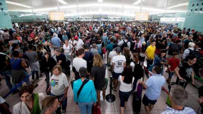 Aéroport de Barcelone: le personnel de sécurité entame une grève illimitée dimanche soir à minuit