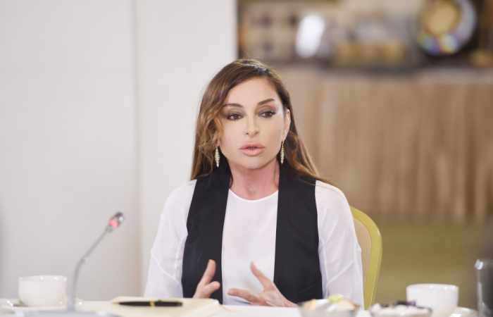 Erste Vizepräsidentin Mehriban Aliyeva trifft sich mit einer gruppe von bei April-Gefechten verletzten Armeeangehörigen