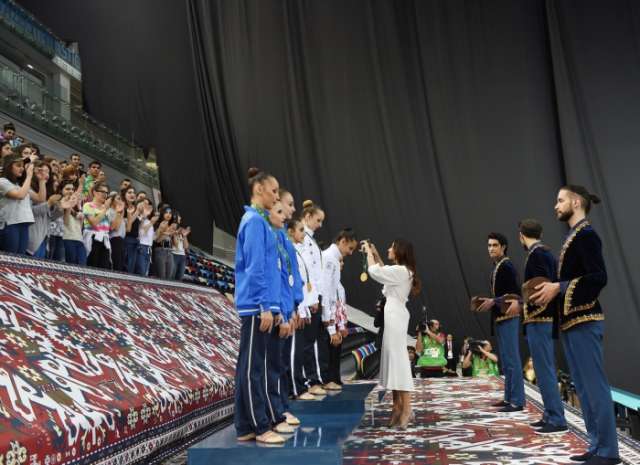 First Vice-President Mehriban Aliyeva awards winners in rhythmic gymnastics at Baku 2017
