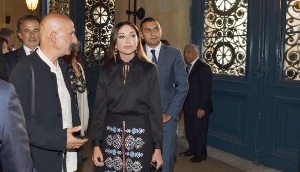 Birinci xanım Fransada - FOTOLAR