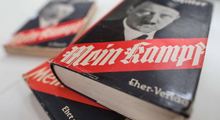 Un exemplaire de "Mein Kampf", le livre d'Hitler, en vente en plein Festival du livre