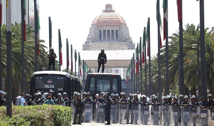 El sindicato radical de profesores amenaza con estrangular la capital de México