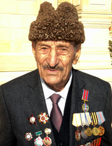 Zakir Həsənov müharibə veteranını mükafatlandırıb