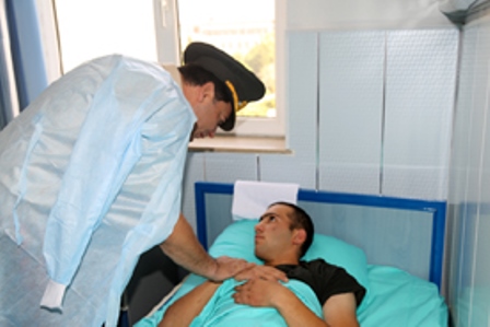 Nəcməddin Sadıkov xəstə əsgərlərə baş çəkdi