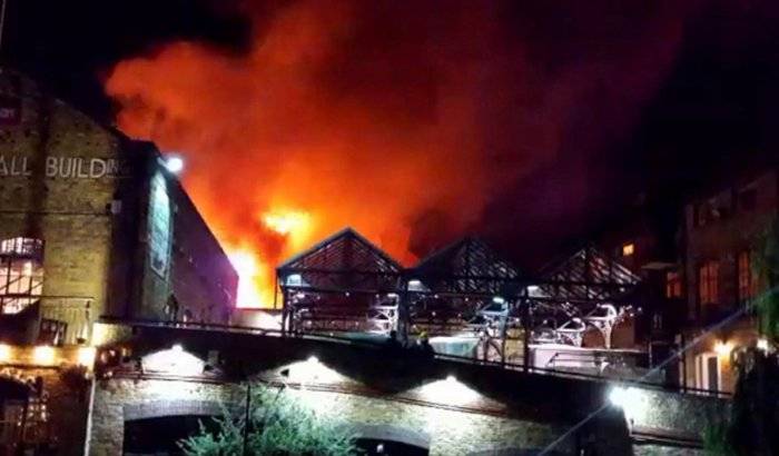Decenas de bomberos combaten un incendio en un mercado de Londres