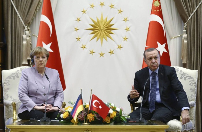 Merkel expresa su preocupación por la libertad de prensa en una tensa reunión con Erdogan