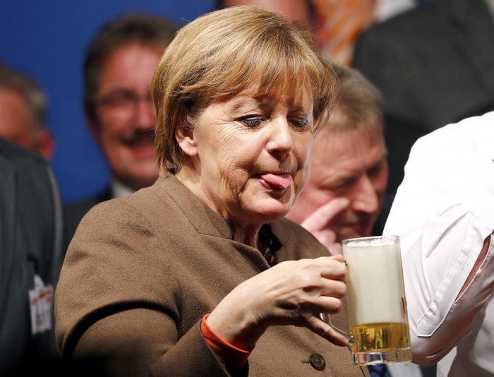Merkel pivə içərkən, ağlayan miqrantlar... - FOTOLAR