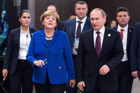 Merkel insta a la OTAN a mantener abierto el diálogo con Rusia