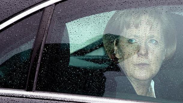Coche sospechoso intentó entrar en el convoy de Merkel durante su visita en Praga 