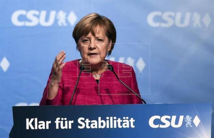 Merkel cierra campaña entre abucheos mientras Schulz pide no tirar la toalla