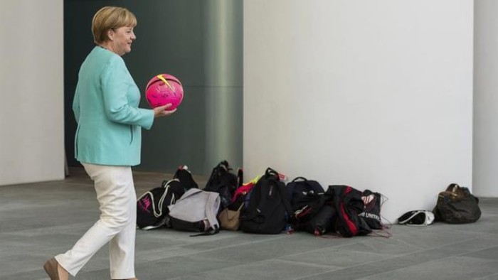 Merkel entra en campaña con un discurso más duro en inmigración