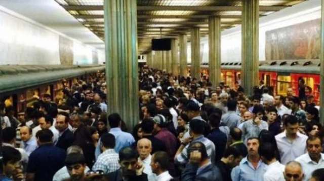 Metroda problem- sərnişinlər təxliyə edildi
