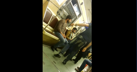 Metroda biabırçılıq- Qadınla oğlan dalaşdı (Video)
