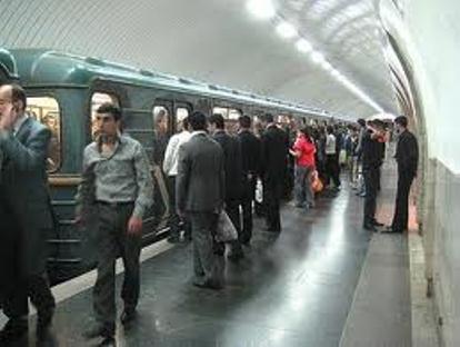 Metroda yenə problem yarandı