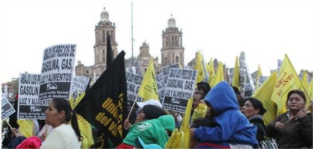 Mexicanos protestan pese a promesas de Peña Nieto de frenar alza de pasajes y alimentos