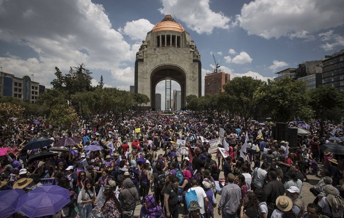 Miles de mujeres protagonizan la mayor marcha por la violencia machista en México