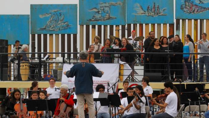 Mexique : concert à la frontière contre le mur de Trump