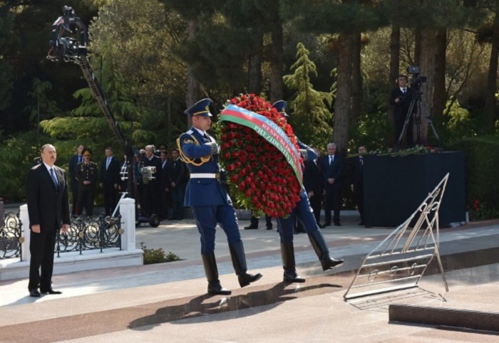 Präsident von Aserbaidschan Ilham Aliyev hat in der Ehrenallee das Grabmal des Nationalleaders besucht