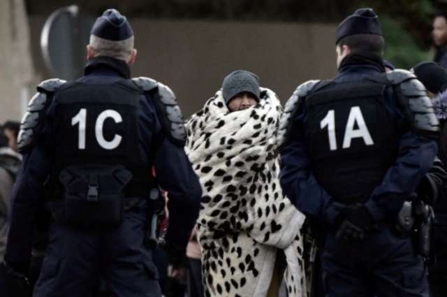 Paris police clear hundreds of migrants from tent camp