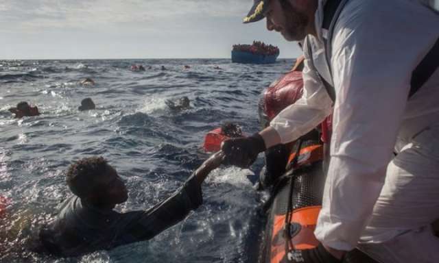 More than 30 drown as hundreds fall from migrant boat off Libya