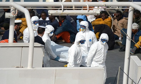 Migrant shipwreck survivors arrested as UN says 800 dead