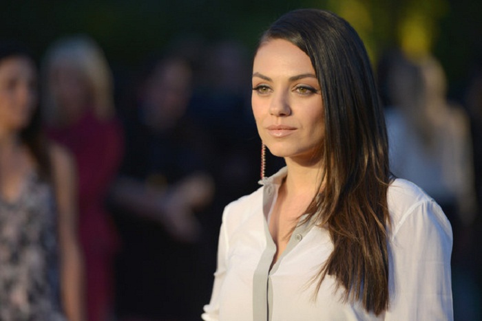 Mila Kunis : Critiquée alors qu’elle allaitait en public, elle défend le droit des femmes à le faire