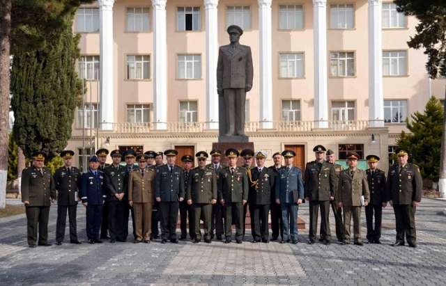 Ausländische Militärattachés besuchen Militärische Hochschule namens Heydar Aliyev