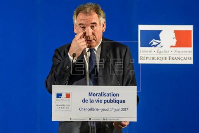 Dos ministros dejan el Gobierno francés cuando se investiga a su partido