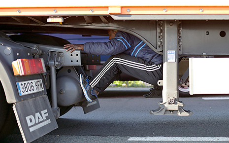 French police clash with migrants at Channel Tunnel - VIDEO