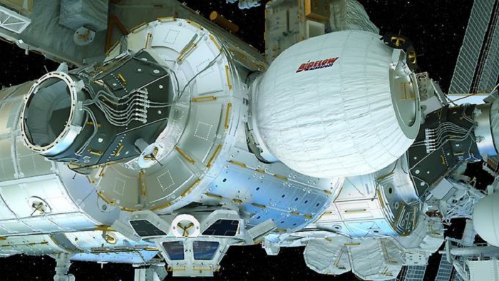 Astronauten blasen Modul auf