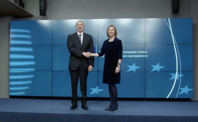 Mogherini urge a poner fin a las hostilidades en Ucrania durante conversación con Lavrov 