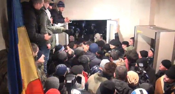Moldavie: des manifestants prennent d’assaut le parlement du pays - VIDEO Moldavie: des manifestants prennent d’assaut le parlement du pays - VIDEO