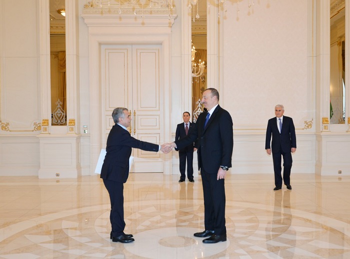 Präsident Ilham Aliyev hat neuen algerischen Botschafter zur Entgegennahme des Beglaubigungsschreibens empfangen