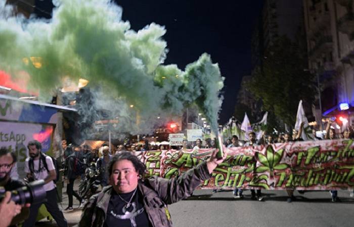 Cientos marcharon en Montevideo por mejoras en aplicación de ley de marihuana