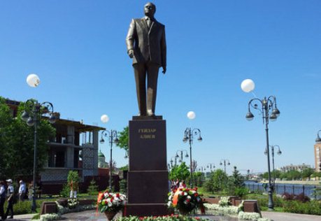Flower laying ceremony at Azerbaijani national leader Heydar Aliyev`s monument held in Astrakhan