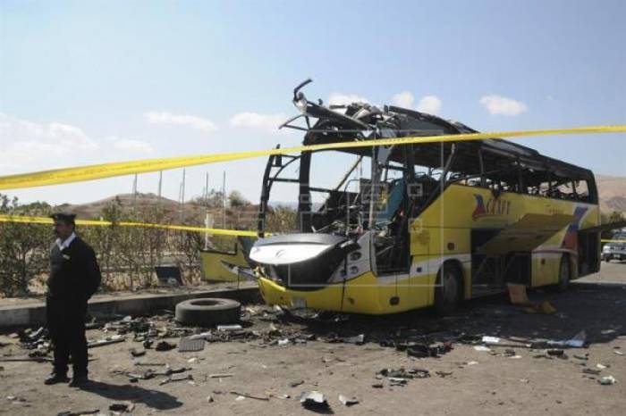 Mueren 23 personas en un tiroteo contra un autobús de cristianos coptos en Egipto