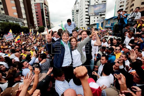 Moreno lidera escrutinio en Ecuador, con incertidumbre sobre segunda vuelta